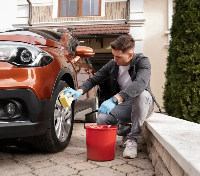 Lavage auto à domicile La Forge : professionnel intervenant sur un véhicule